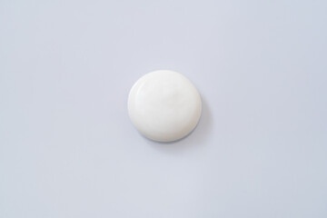 白い背景に盛られたクリームテクスチャー