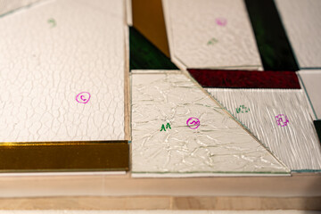 Gros plan sur des vitraux colorés, révélant les détails du verre et des motifs artisanaux.