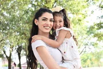 Naklejka premium Mom and daughter enjoy playing in the park