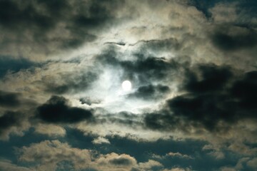 Obraz premium cloudy sky, autumn sky, sun among the clouds