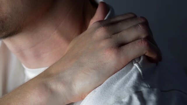 Shoulder fatigue and massage to relieve muscle tension and stiffness.
A person kneads their shoulders and neck to relieve discomfort.
Neck pain and posture.
Slouching and neck pain.