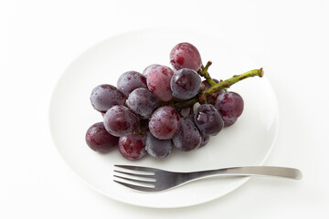 皿に乗った葡萄　白バック