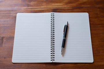 無地のノートにペン