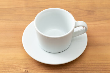 空のコーヒーカップ　木目背景