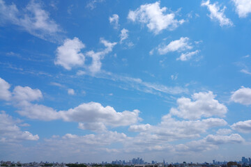 東京上空の青空と湧き上がる雲　都市と自然の雄大な景観
