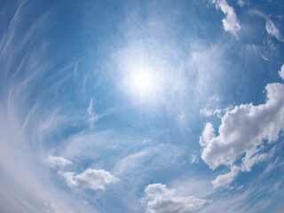 青空に浮かぶ幻想的な雲と太陽　魚眼レンズ撮影