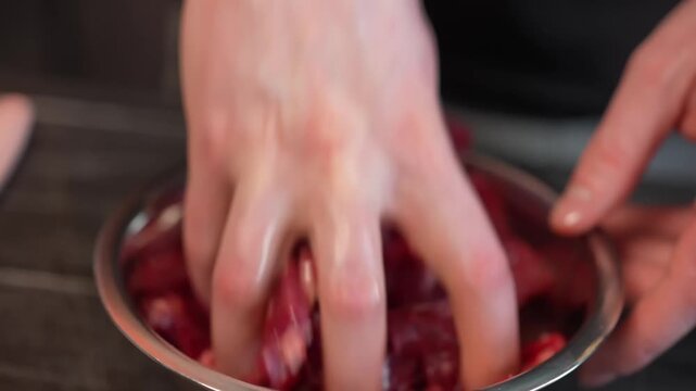 Precise and careful marinating of raw meat