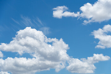 青空に浮かぶ綿あめのような雲