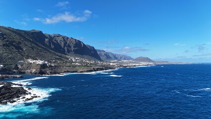 Survol de la côte rocheuse de Garachico à Tenerife, iles canaries, Espagne