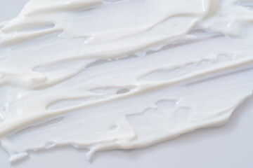 白いクリームを塗り広げたテクスチャー