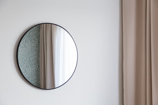 Okrągłe lustro w sypialni