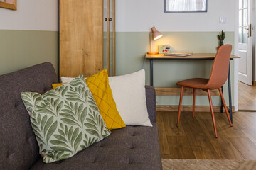 Ozdobne poduszki na kanapie © Studio Migafka