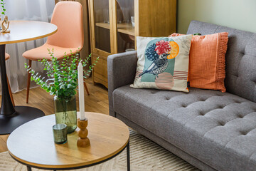 Ozdobne poduszki na kanapie © Studio Migafka