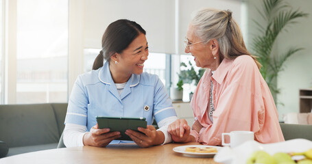 Obraz premium Tablet, nurse and senior woman in home for conversation, funny joke or check results at breakfast. Happy caregiver, elderly patient and tech for medical news, healthcare report or laugh in retirement