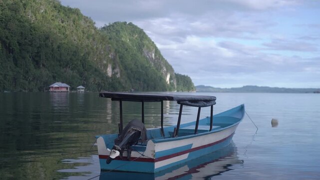 Perahu nelayan berjejer rapi di tepi dermaga, diam menunggu fajar berikutnya untuk kembali berlayar mencari rezeki di lautan.