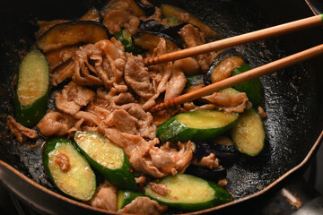  茄子と胡瓜と豚肉のピリ辛味噌炒め