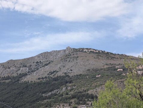 Sulla cima il Castello di Rocca Calascio in Abruzzo