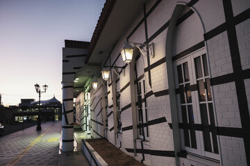 宇野エリア、綺麗にライトアップされた日本の田舎町の風景、岡山、日本