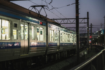 宇野エリア、夜の街を彩るレトロな電車、岡山、日本