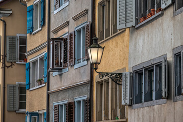 Naklejka premium Colorful Zurich building facades with shutters and streetlamp 