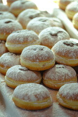 Krapfen , bomboloni freschi con zucchero a velo, dolci tradizionali. 