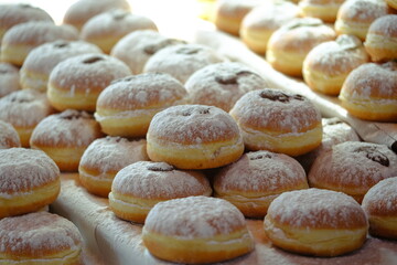 Krapfen , bomboloni freschi con zucchero a velo, dolci tradizionali. 