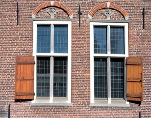 Obraz premium Two arched windows on a brick building
