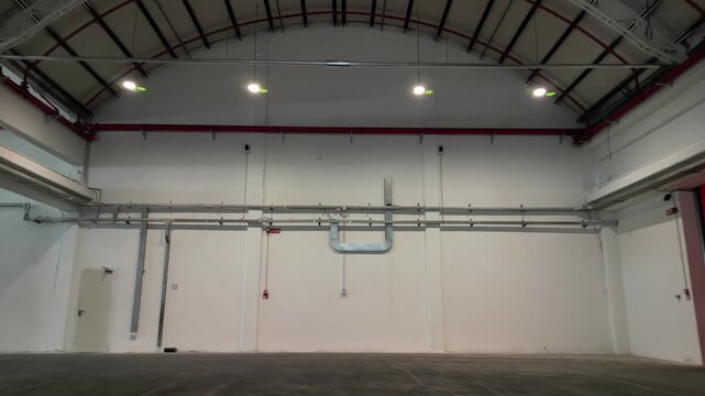 vista interna di hangar per deposito al porto, logistica, scaffali, merce
