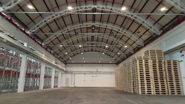 vista interna di hangar per deposito al porto, logistica, scaffali, merce