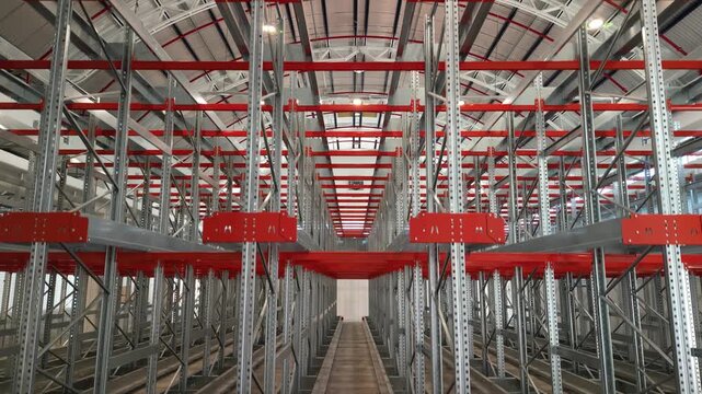 vista interna di hangar per deposito al porto, logistica, scaffali, merce