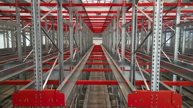 vista interna di hangar per deposito al porto, logistica, scaffali, merce