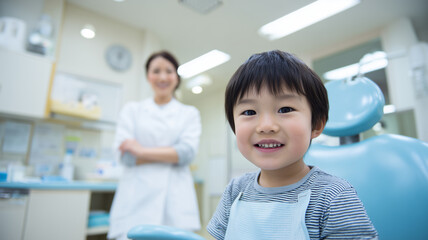 男の子が歯科で安心して座る場面