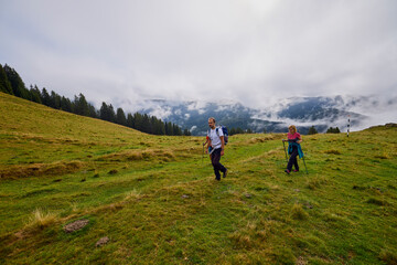 Obraz premium tourists on a mountain trail on a cloudy autumn day