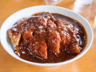 ご飯とトンカツの上にデミグラスソースがかかっている岡山の名物料理"デミカツ"。