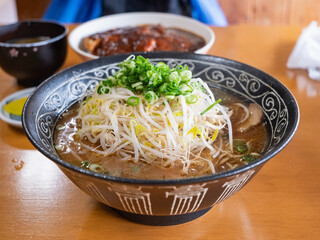 ネギともやしたっぷりのとんこつ醤油ラーメン。