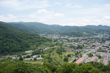 北海道の豊浦町の展望台から見た豊浦港や町の様子