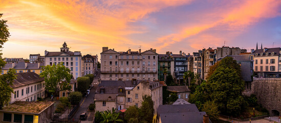 Panorama de Pau dans les Pyrénées-Atlantiques en France au coucher du soleil