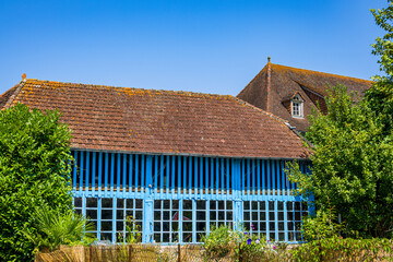 Dans les rues de la Principauté de Laàs, insolite village en France
