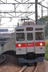 Obraz premium 東急田園都市線を轟音を立てて走行する東急8500系電車_2010/10/7撮影