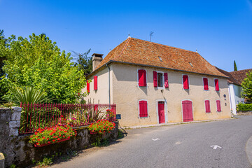 Naklejka premium Dans les rues de la Principauté de Laàs, insolite village en France