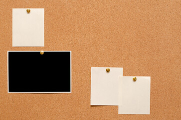 Blank paper notes and an empty photo are pinned to a cork board. The concept of detective investigation or a webinar.