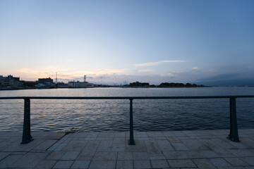 夕焼けの函館の港から見た海
