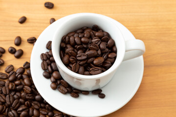 コーヒーカップとコーヒー豆　木目背景