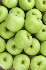 Fresh Green Shaanxi Apples Sweet Crisp Tree-Ripened Fruit with Water Droplets