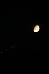 夜空に浮かぶ月