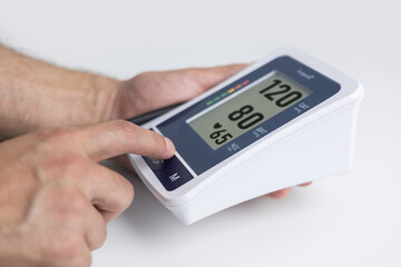 Measurement of blood pressure by an electronic tonometer