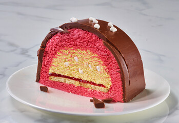 Eisrolle mit Vanille und HImbeereis, Schokolade, Eiscreme, Schnitte, Dessert, 
