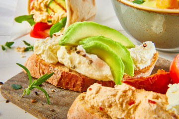 Weizenbrot mit Quarkaufstrich und Rosmarin, Avocado, Frischkäse, belegtes Brot, vegetarisch, gesund, 