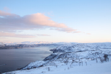 Punto panoramico nell'Artico a nord della Norvegia. Belvedere a S&oslash;rstraumen, isole di Spildra e Skorpa. Fiordo Kvaenangen.
