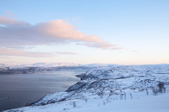 Punto panoramico nell'Artico a nord della Norvegia. Belvedere a S&oslash;rstraumen, isole di Spildra e Skorpa. Fiordo Kvaenangen.